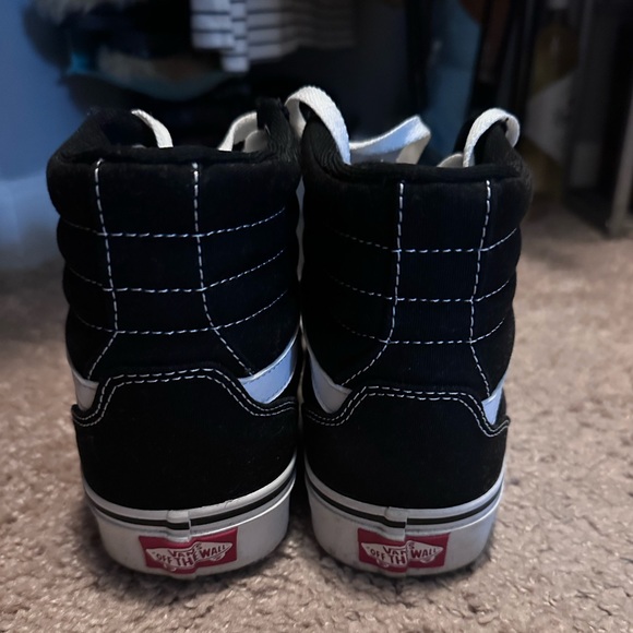Women’s 8.5 High Top Classic Vans - Picture 2 of 7